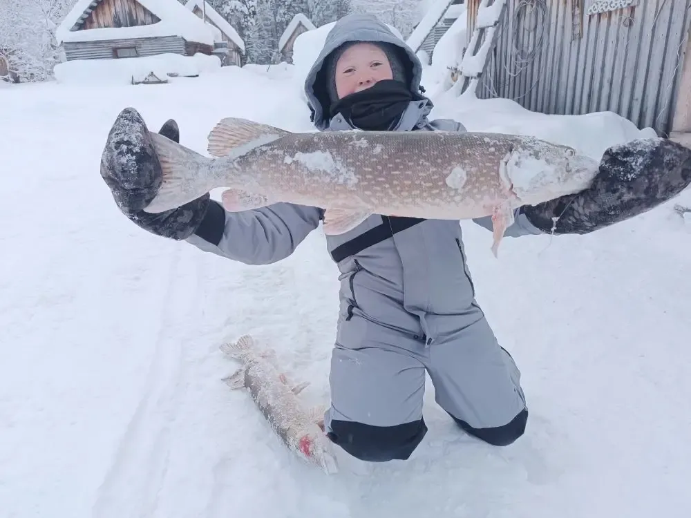 Рыбак с уловом на Северной Сосьве